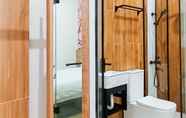 In-room Bathroom 6 Urbanview Hotel R House Batuaji