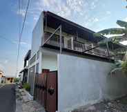 Exterior 7 Nofrah House Syariah Mitra RedDoorz