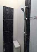 BATHROOM OYO 93768 Setia Budi Guest House 1