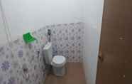 In-room Bathroom 6 OYO 93769 Setia Budi Guest House 2