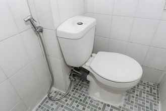 Phòng tắm bên trong 4 OYO 93585 Apartemen Cibubur Village By Raja Property