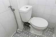 In-room Bathroom OYO 93585 Apartemen Cibubur Village By Raja Property