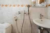 In-room Bathroom OYO 93656 Villa Cassanova Syariah