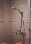 BATHROOM OYO 93654 Gr Kost Kaladan