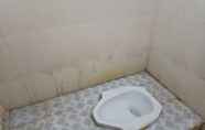 Phòng tắm bên trong 7 OYO 93435 Yuda Family Homestay