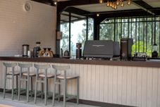 バー、カフェ、およびラウンジ Manis Ae Cabin & Resto Bromo