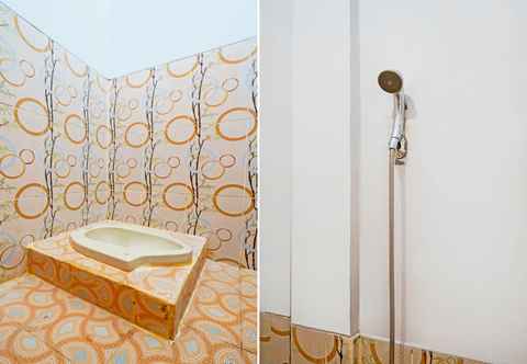 In-room Bathroom SPOT ON 93622 Wisma Dua Putra Syariah