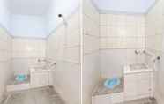 In-room Bathroom 3 SPOT ON 93717 Nayus Homestay Syariah 4