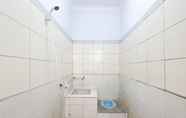 In-room Bathroom 2 SPOT ON 93717 Nayus Homestay Syariah 4