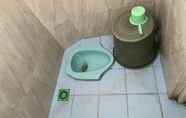 In-room Bathroom 6 SPOT ON 93874 3n Homestay Syariah