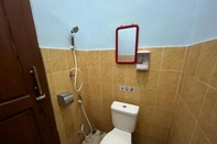 Phòng tắm bên trong OYO 93629 Villa Cemara Syariah