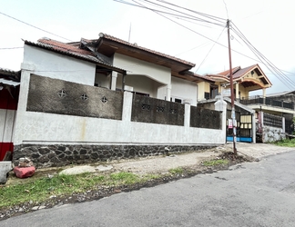 Luar Bangunan 2 OYO 93629 Villa Cemara Syariah