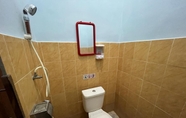In-room Bathroom 7 OYO 93629 Villa Cemara Syariah