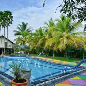 Swimming Pool 1 Wonorejo Hotel Mitra RedDoorz, Hotel Tulungagung