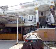 Exterior 2 SPOT ON 93880 Guest House Bu Iin Syariah