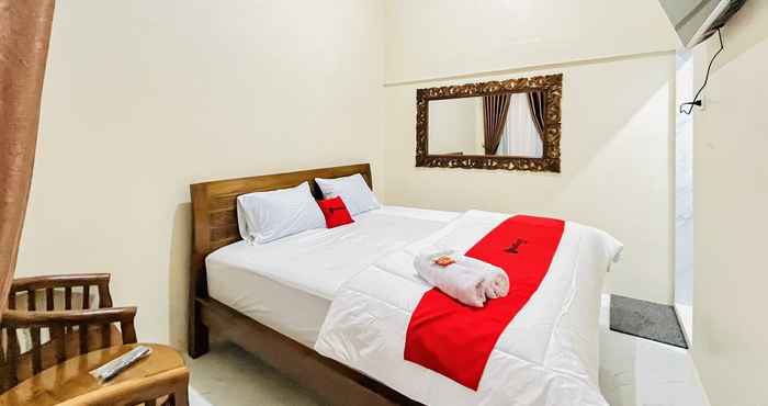 Bedroom RedDoorz @ Gunari Guest House Merek Karo