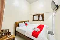 Bedroom RedDoorz @ Gunari Guest House Merek Karo