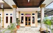 Exterior 5 RedDoorz @ Gunari Guest House Merek Karo