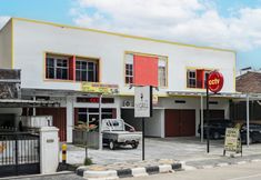 Exterior 2 OYO 93695 Guest House Riharti Syariah