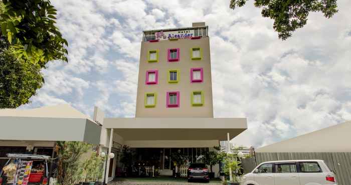 Luar Bangunan Super OYO Capital O 4002 Aleander Hotel