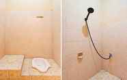 In-room Bathroom 4 OYO 93838 Delia Inn Syariah