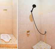 Toilet Kamar 4 OYO 93838 Delia Inn Syariah