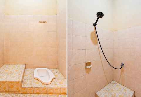 Toilet Kamar OYO 93838 Delia Inn Syariah