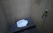 In-room Bathroom 3 OYO 93847 Blio Guest House Syariah