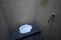 In-room Bathroom OYO 93847 Blio Guest House Syariah