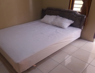 Kamar Tidur 2 OYO 93848 Kost Reski 1