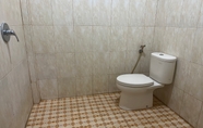 In-room Bathroom 4 OYO 93858 Kost Reski 2