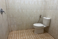 In-room Bathroom OYO 93858 Kost Reski 2