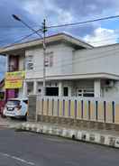 EXTERIOR_BUILDING OYO 93902 Guest House Pahlawan Syariah