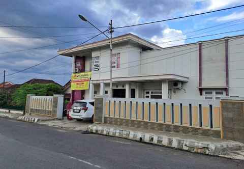 Exterior OYO 93902 Guest House Pahlawan Syariah