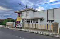 Bangunan OYO 93902 Guest House Pahlawan Syariah