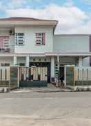 EXTERIOR_BUILDING OYO 93902 Guest House Pahlawan Syariah