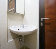 In-room Bathroom 4 SPOT ON 93943 Sakinah Homestay Bromo Syariah