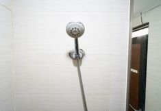 In-room Bathroom 6 OYO 93940 Apartemen Mekarwangi Square By Lina