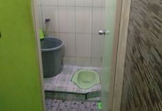 客房浴室 7 Hotel O Wisma Kost & Penginapan Afilia Buana Syariah