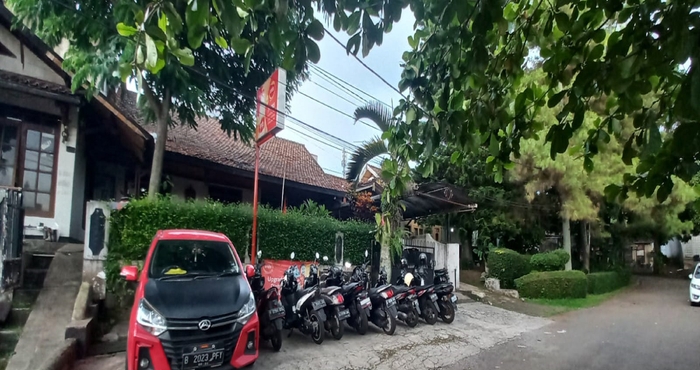 Exterior SPOT ON 93964 Guest House Pak Gatot 3