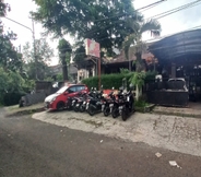 Exterior 3 SPOT ON 93964 Guest House Pak Gatot 3