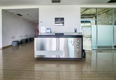 Lobby 5 RedLiving Apartemen Enviro - Aurora Rooms