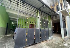 Bên ngoài 2 SPOT ON 93967 Hasna Guest House Syariah 