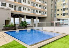 สระว่ายน้ำ 3 RedLiving Apartemen Royal Park Sentul by Bogor Staycation