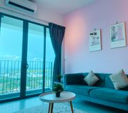 ห้องนอน 3 Comfy Three Bedrooms Apartment at Meritus Residensi