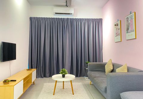 ห้องนอน Comfy Three Bedrooms Apartment at Meritus Residensi