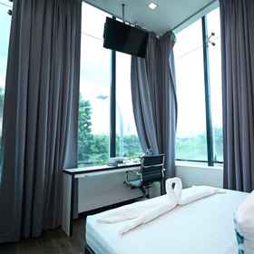 Bedroom 1 Swing & Pillows @ Kota Kemuning Selangor, Hotel Kelab Golf & Country Sultan Abdul Aziz Shah