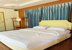 Bedroom 5 OYO 75497 Uncle Odd Talay View Resort (Nakhon Nayok)