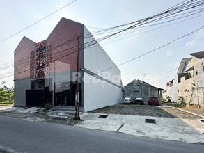 Exterior 4 Salim Living RedPartner