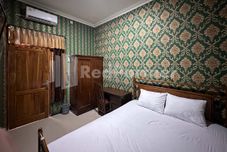 Bedroom Salim Living RedPartner